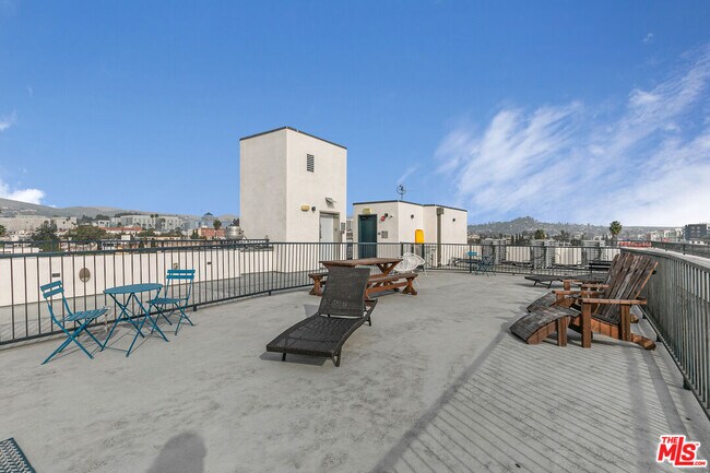 Building Photo - 1111 N Kenmore Ave