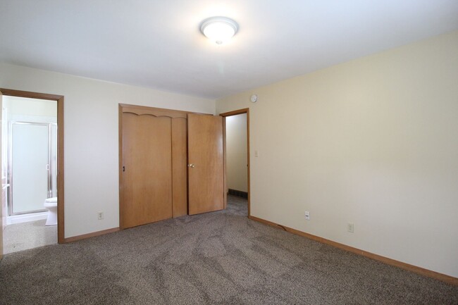 Building Photo - 3 Bedroom 2 Bath Home In Overland Park