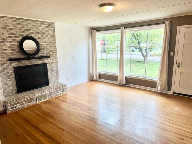 Building Photo - 700 Mial St