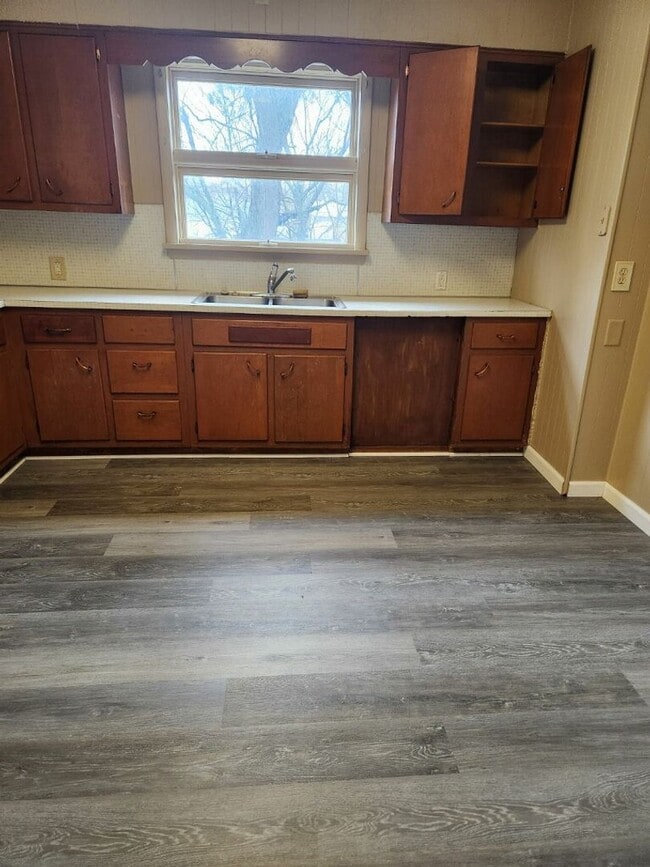 Building Photo - Nice 3 BR