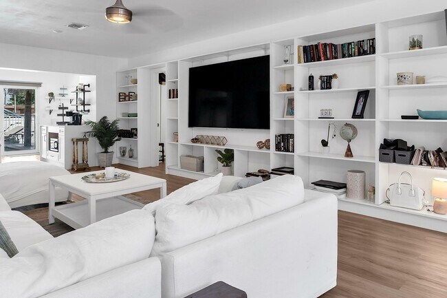 Building Photo - 2233 SE 15th St