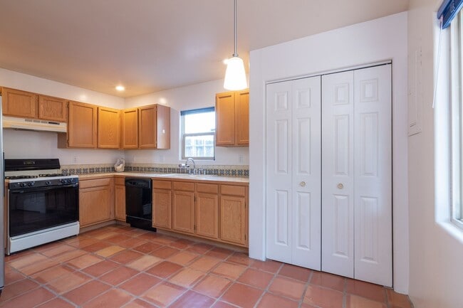 Building Photo - Cute Single Family Home Available now!