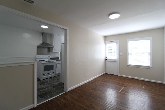 Building Photo - July 2025 FREE On This 2 Bedroom 1 Bath Ho...