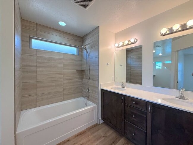 Building Photo - 4 Bed, 2.5 Bath Home with 2 Car Garage