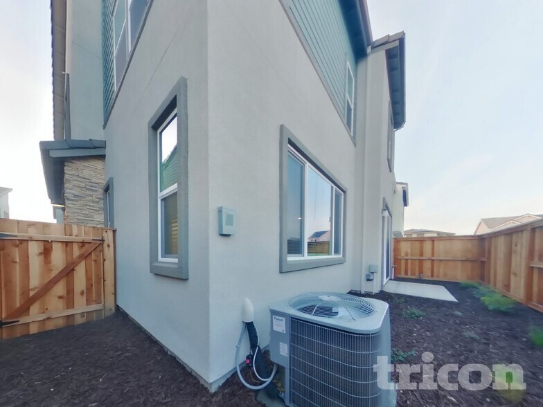 Building Photo - 2050 Delta Vw Ave