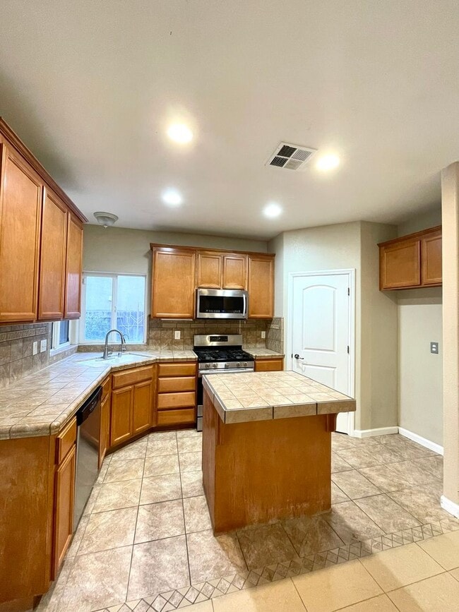 Building Photo - Half off 1st month's rent