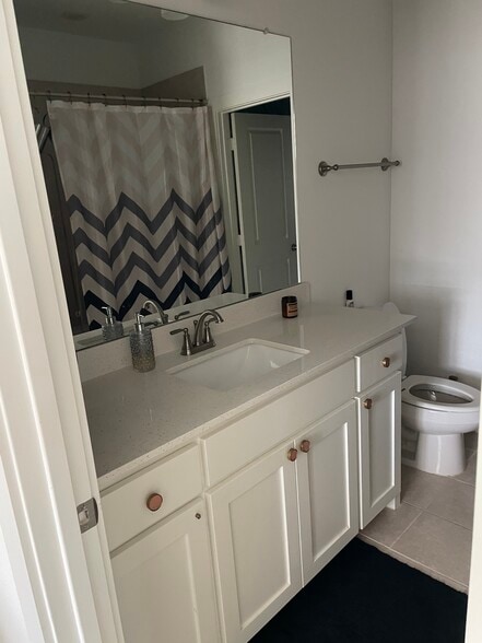 Bedroom 2 Bath - 2734 Vista Park Ln