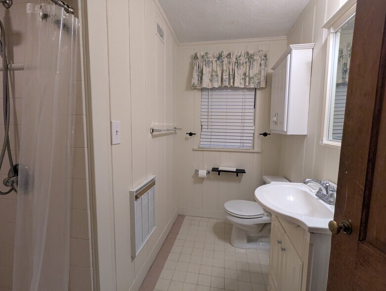 Bathroom - 82 Winsor Pl