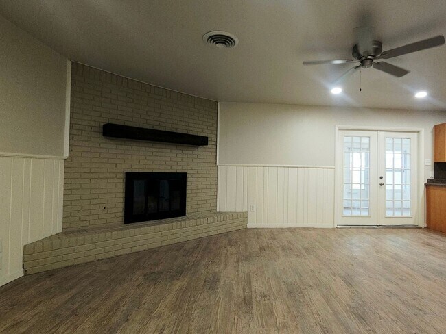 Building Photo - Beautiful 3 Bedroom Home With A Huge Bonus...