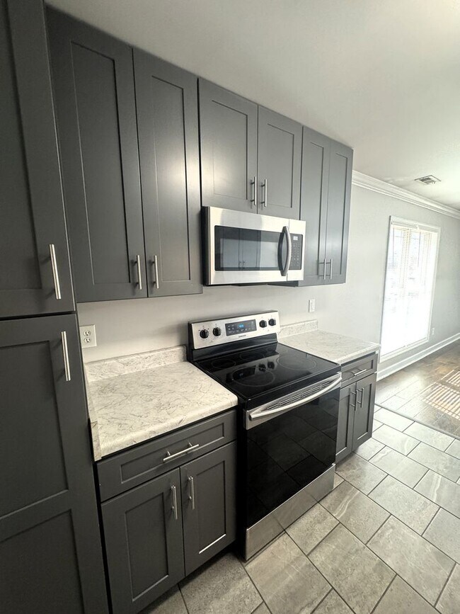 Building Photo - 127 Hedge Ln