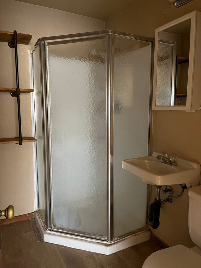 Building Photo - Charming 2 bedroom, 1 bathroom