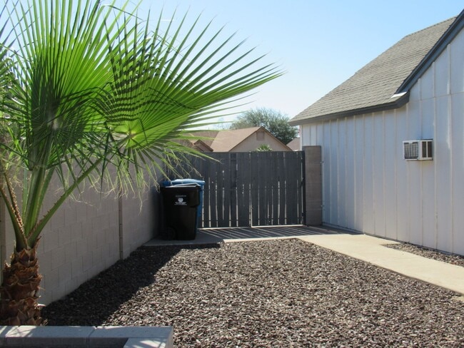 Building Photo - Nice 4 Bedroom + Den Home With Pool In AHWATUKEE!