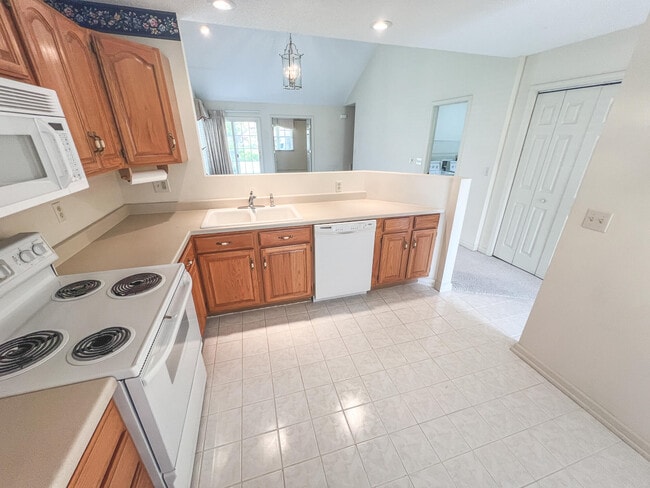 Building Photo - 2138 Valley Dr