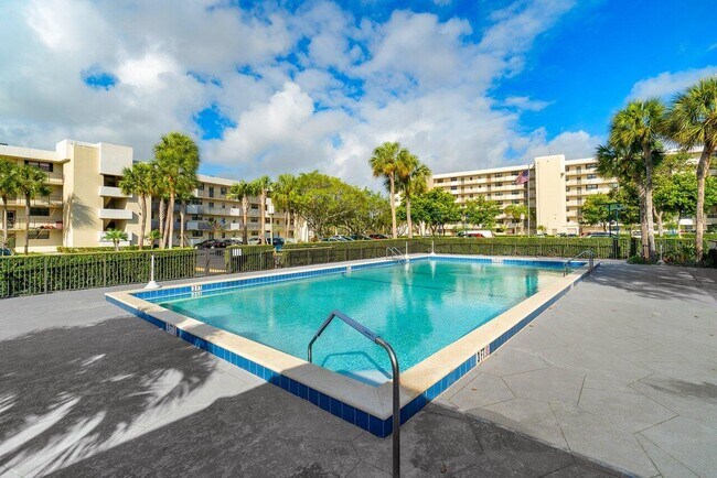 Building Photo - 2400 Deer Creek Country Club Blvd