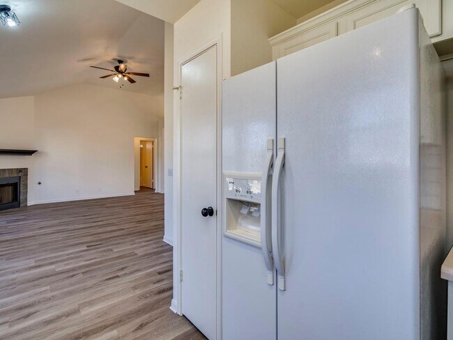 Building Photo - 223 Evergreen Cir