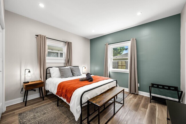 Building Photo - 1215 N Warman Ave