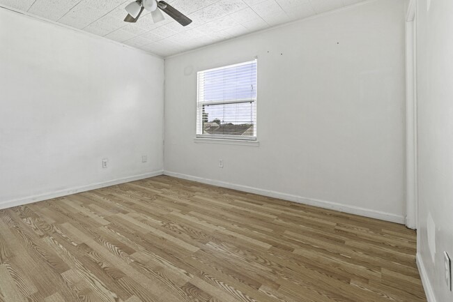 Building Photo - 421 Holy Cross Pl