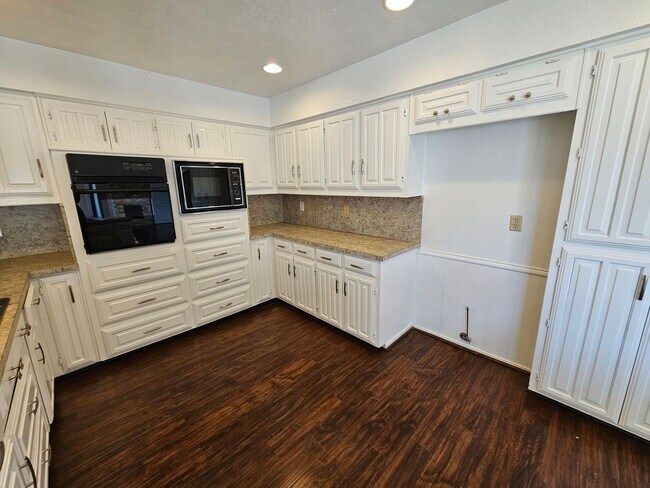 Building Photo - AVAILABLE NOW!