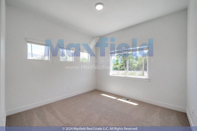 Building Photo - End Unit - 3BD 2.5 BA 2GA - Modern Living