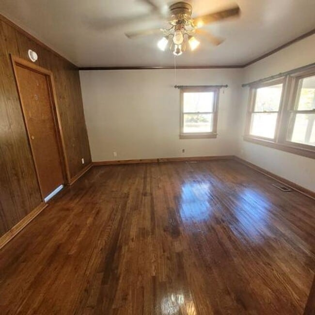 Building Photo - $795 - 2 bed 1 bath - Single Family Home