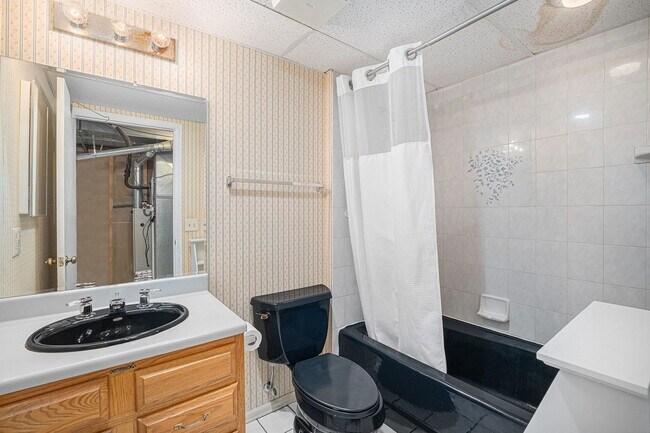 Building Photo - Welcome Home to Bristol Cove - Rare End-Un...