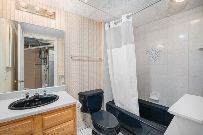 Building Photo - Welcome Home to Bristol Cove - Rare End-Un...
