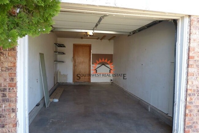 Building Photo - Spacious 3 bedroom 2 bathroom home.