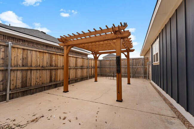 Building Photo - 10928 Norwich Ave