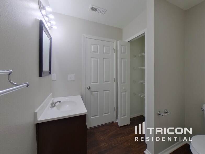 Building Photo - 4116 Larkhaven Village Dr