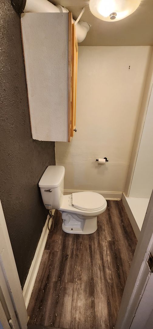 Building Photo - 2 Bedroom 1 Bath lower apartment - all utilities included!