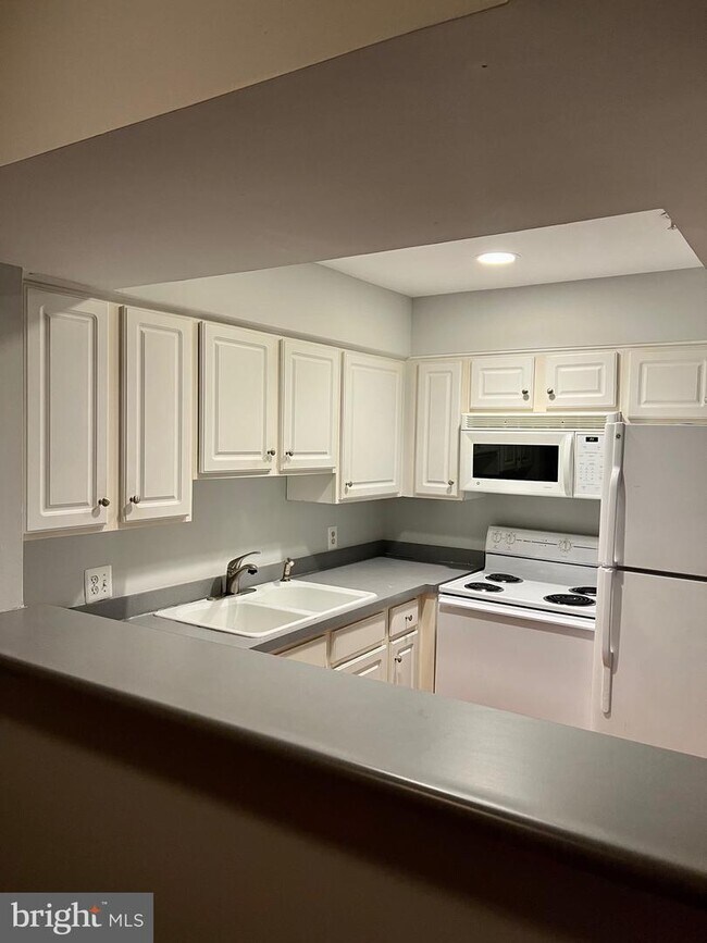 Building Photo - 5705 Chapman Mill Dr