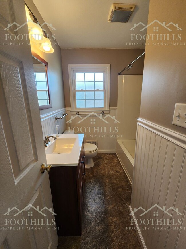 Building Photo - Freshly Renovated 3-Bed Home with Modern C...