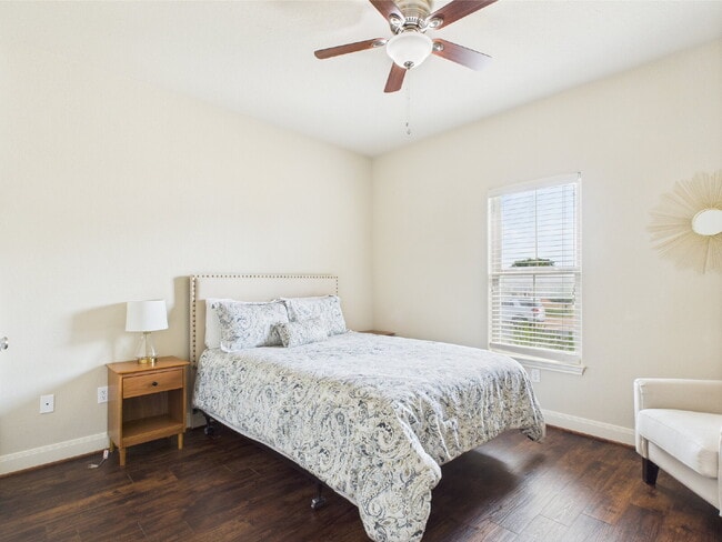 Building Photo - Oaks Of Windcrest Home