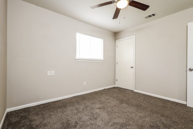 Building Photo - 904 Kirkland Dr