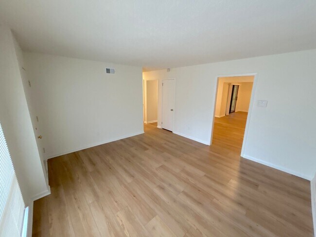 Building Photo - 1885 Dessa Dr