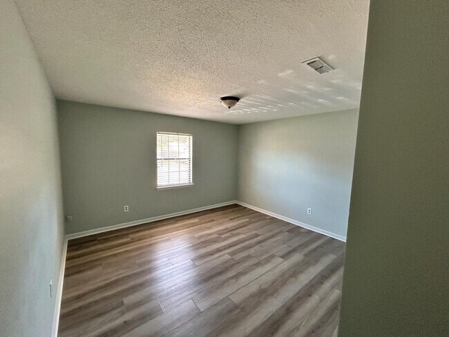 Building Photo - 5102 N Moore Lane