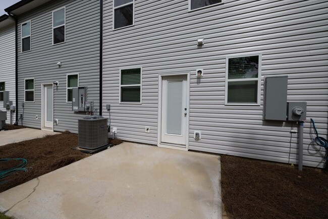 Building Photo - 3BD/2.5BTH townhome located in the Village...