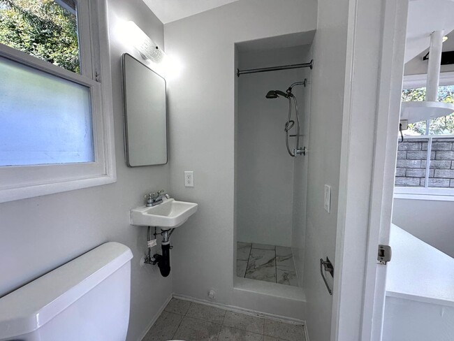 Building Photo - ***MOVE-IN SPECIAL 2 WEEKS FREE RENT***Fan...