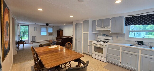 Building Photo - 2 bedroom ,1 bathroom unit at historic Rou...