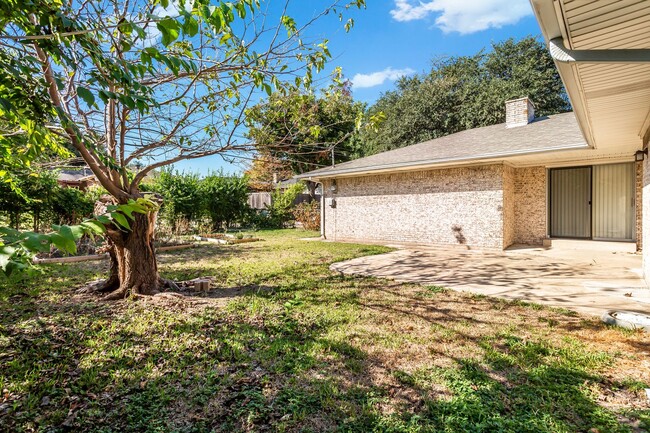 Building Photo - Updated 4/2 Home Close to White Rock Lake