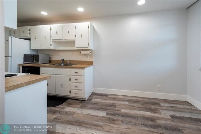 Building Photo - 250 Jacaranda Dr