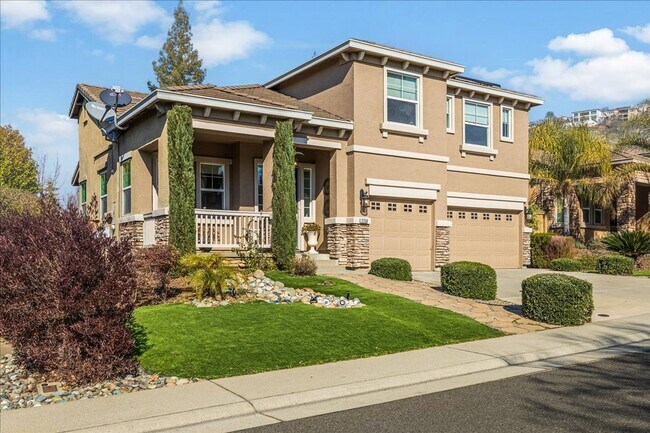 Building Photo - Elegant & Spacious 4 Bedroom Home Near Fol...