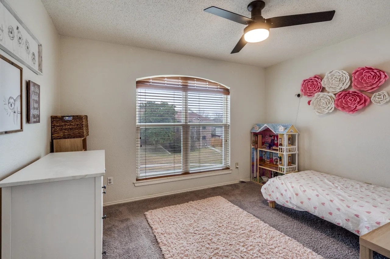 Building Photo - Room in House on Bandera St