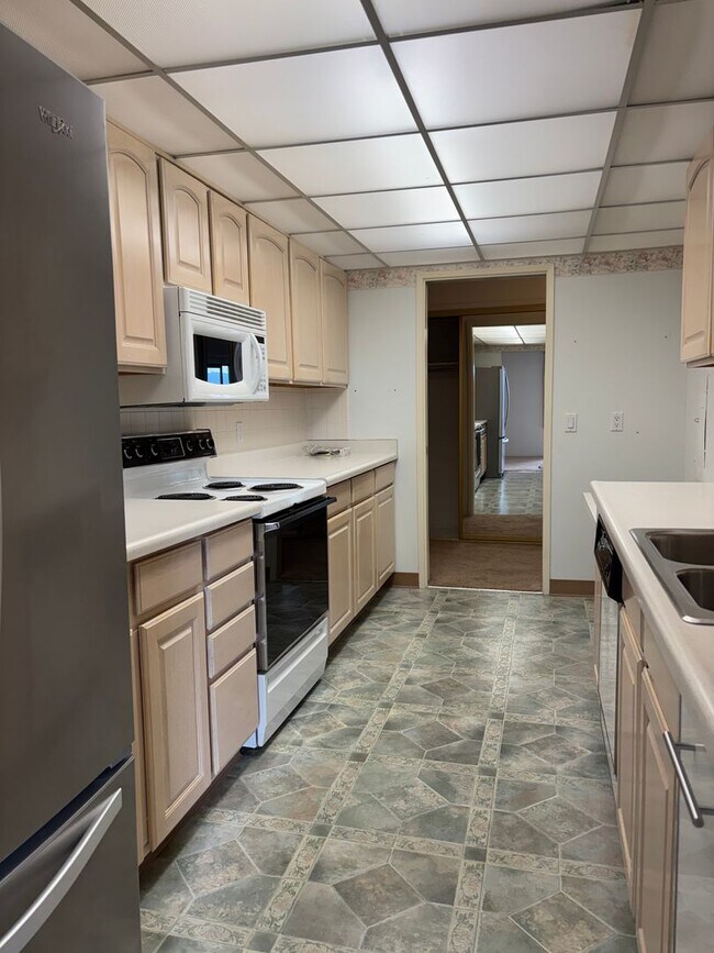 Building Photo - Large 2 bedroom, 2 bathroom unit with parking space in garage!