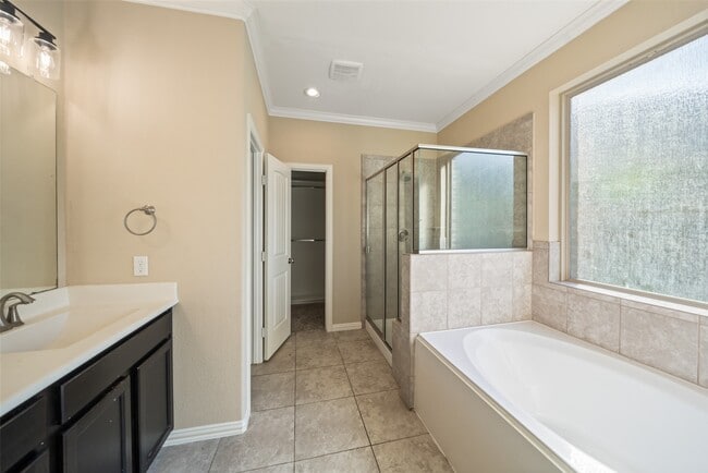 Building Photo - 667 Oak Cir Dr E