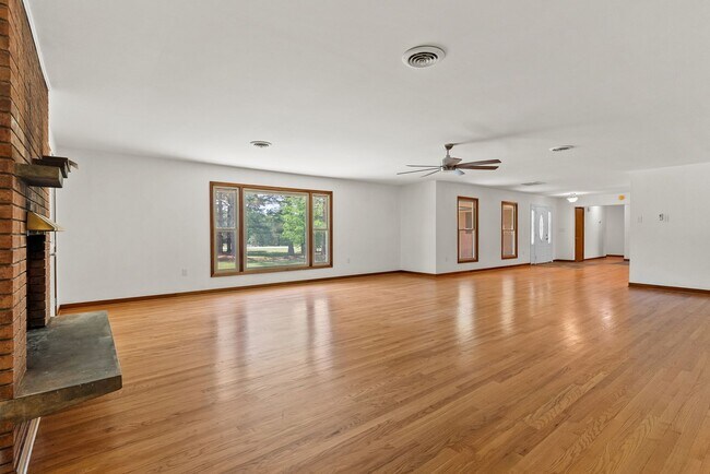 Building Photo - Large 4-Bed Brick Rancher with 2-Car Attac...