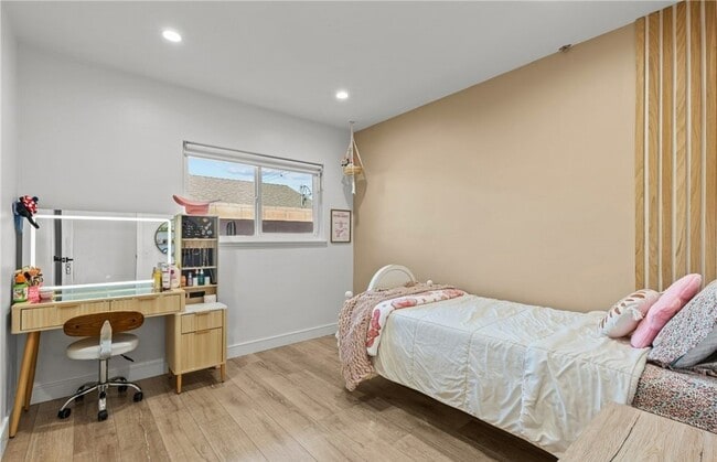 Building Photo - 240 W Gainsborough Rd