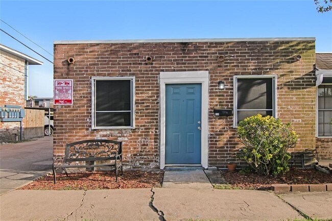 Primary Photo - 211 W F St