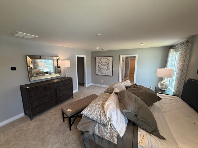Building Photo - Never loved in Model Homes