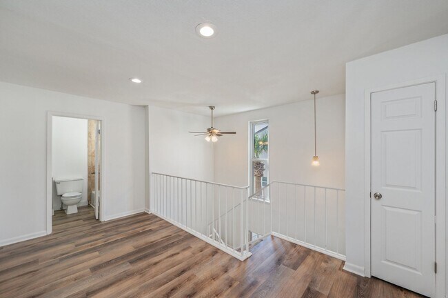 Building Photo - Spacious townhouse with large 2nd floor covered patio!